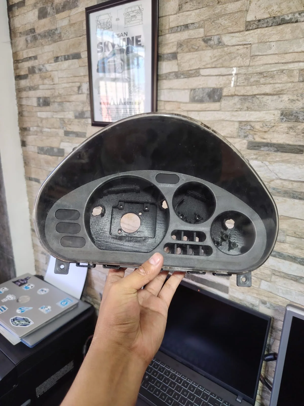 Panel automotriz reproducido físicamente