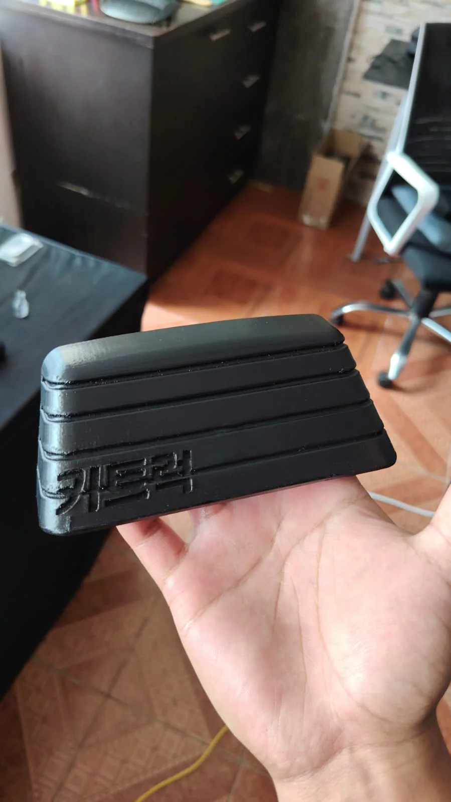 Objeto personalizado impreso en 3D sostenido en una mano
